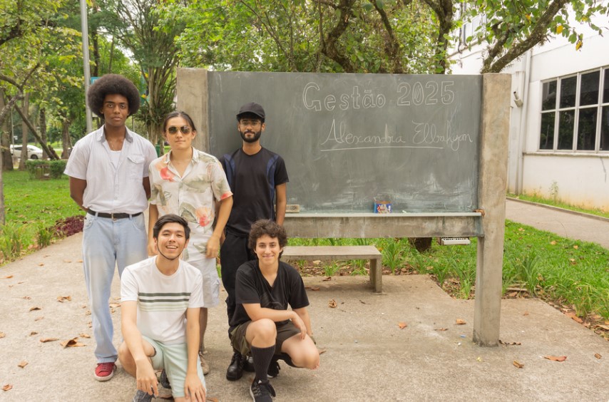 Foto com alguns membros da gestão Alexandra Elbakyan 2025. Em pé, da esquerda para direita: Otávio Fonseca, Link Zhang, Gabriel Marques Agachado, da esquerda para direita: Eduardo Yukio, Nicolas Miguel